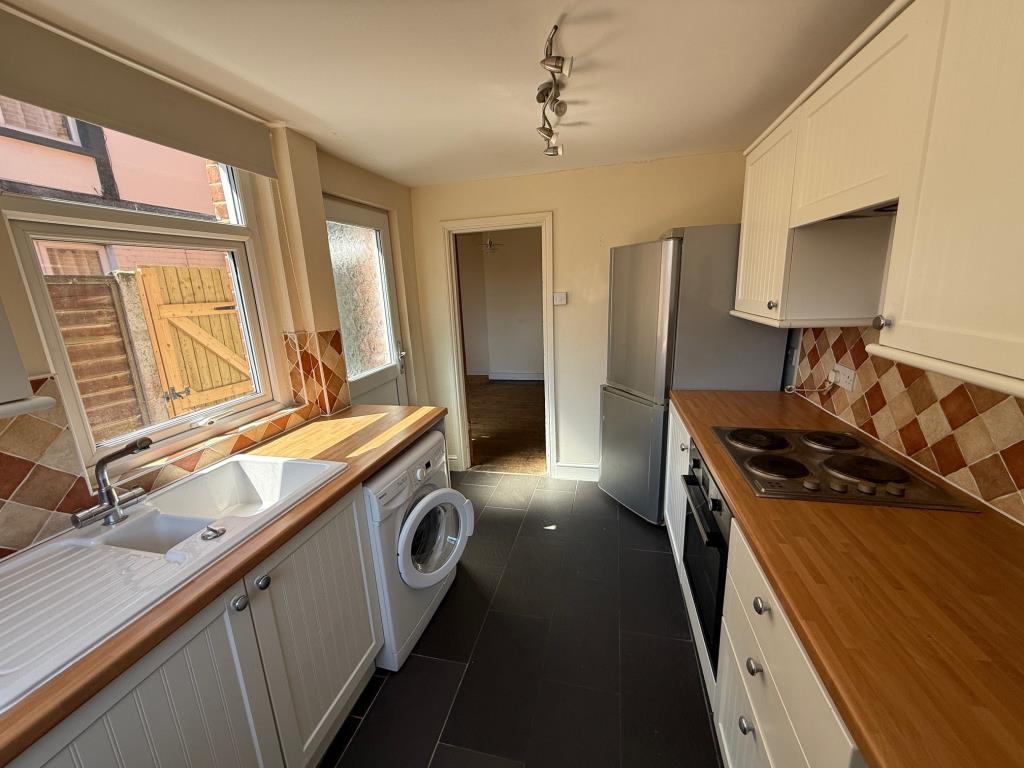 Lot: 116 - END-TERRACE HOUSE WITH PARKING - Fitted kitchen and door to rear garden